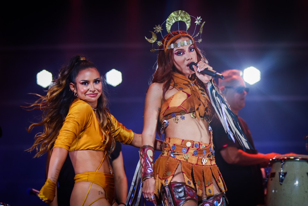 Anitta e bailarina &mdash; Foto: Manuela Scarpa/BrazilNews