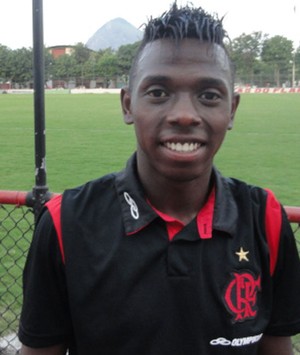 Por força contratual, Fernandinho não enfrenta o Flamengo nesta quarta