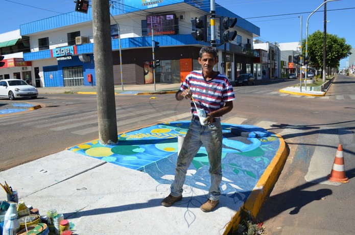 Artista diz que faz trabalho por paixão (Foto: Christian Wentz/G1)