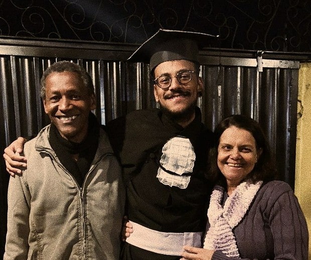 João Luiz Pedrosa com os pais (Foto: Reprodução/Instagram)