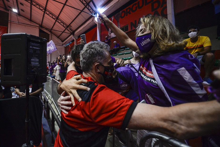 Angela abraça Landim após reeleição no Flamengo