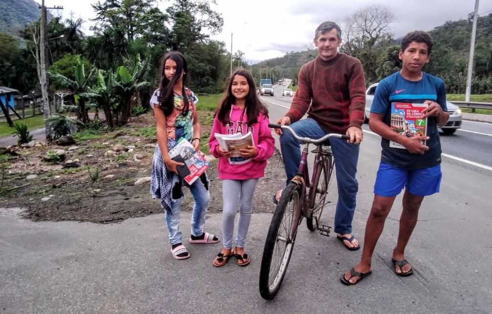 Sem internet, pai faz 28 km de bicicleta de um estado a outro toda semana para buscar tarefas dos filhos — Foto: Arquivo pessoal/Herison Schorr