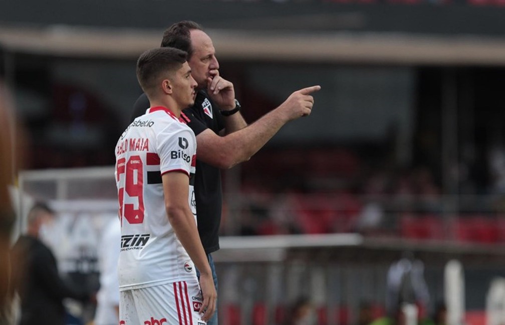 Pablo Maia conversa com Rogério Ceni; jogador vem sendo titular do time — Foto: Rubens Chiri/Saopaulofc.net