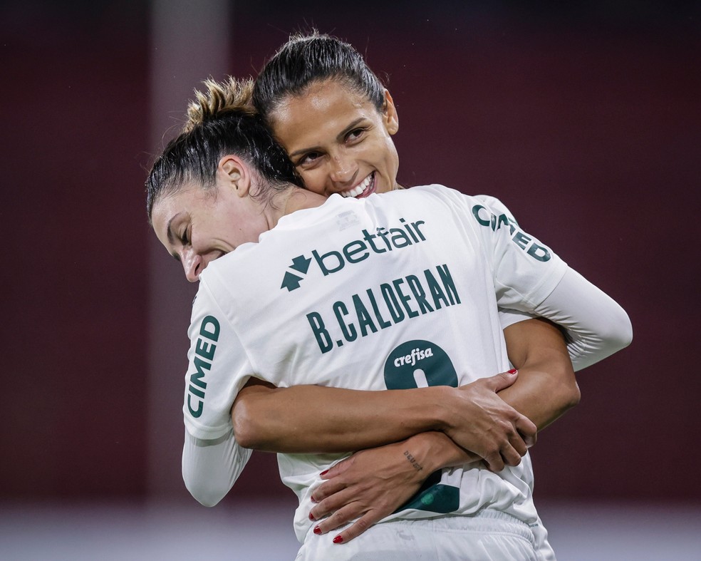 Bruna Calderan e Duda comemoram gol do Palmeiras sobre o Del Valle — Foto: Staff Images Woman / CONMEBOL