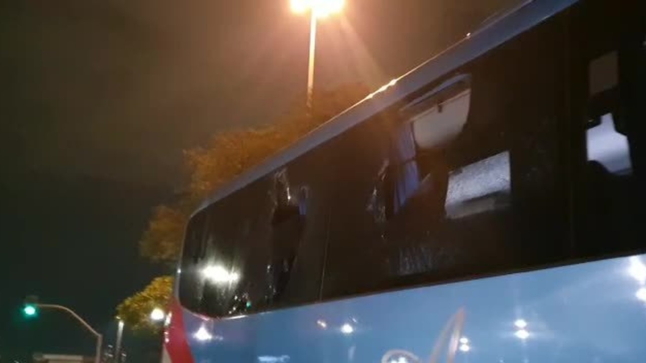 &Ocirc;nibus com torcedores do Flamengo &eacute; apedrejado na chegada a Itaquera