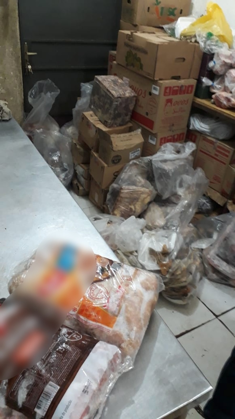 Alimentos eram armazenados no chão e estavam em deterioração — Foto: Divulgação/G1 AM