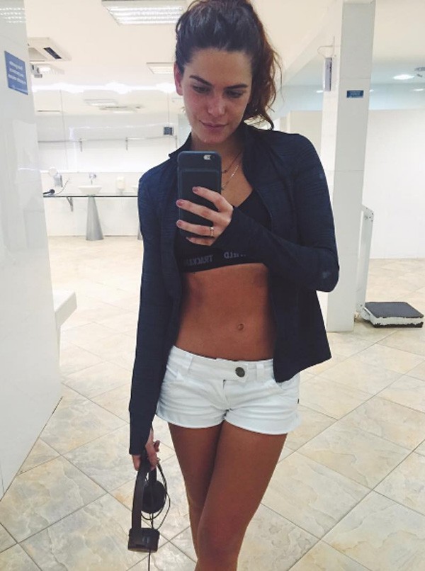 Mariana Goldfarb mostra cintura finíssima em foto no espelho (Foto: Reprodução / Instagram)