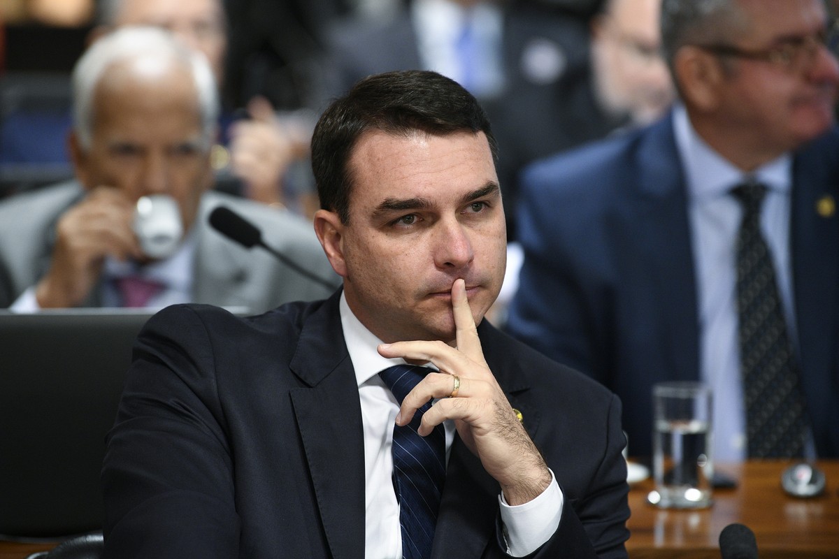 Queiroz diz que gerenciava salários para expandir 'atuação parlamentar' de Flávio Bolsonaro sem conhecimento do deputado