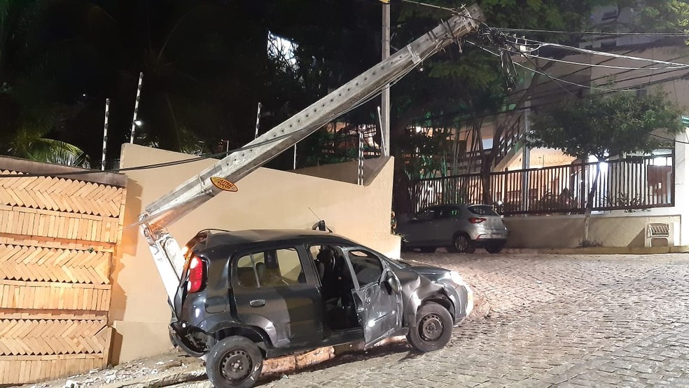 Motorista perdeu controle de carro e desceu ladeira de rÃ© em Ponta Negra, na Zona Sul de Natal â€” Foto: SÃ©rgio Henrique Santos/Inter TV Cabugi