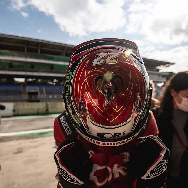 Caio Castro mostra capacete usado em corrida (Foto: Reprodução/Instagram)
