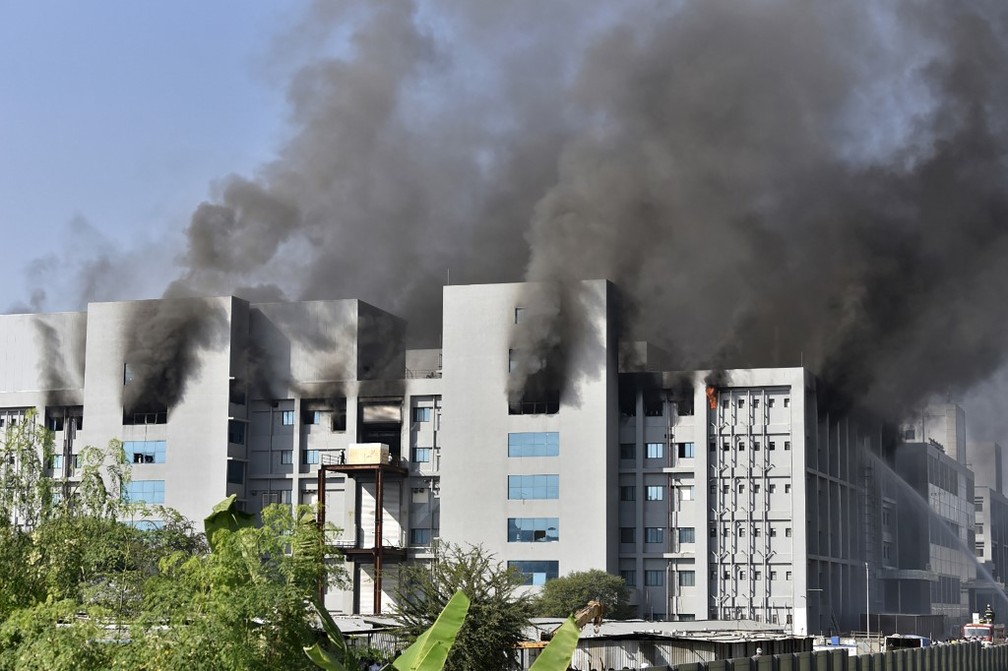 Incêndio em prédios do Instituto Serum, na cidade de Pune, na Índia, em 21 de janeiro de 2021 — Foto: AFP