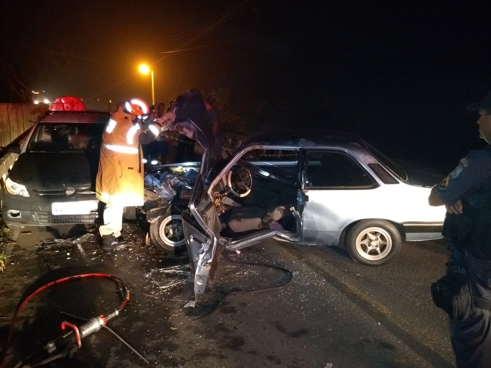 Carros batem em curva e dois ficam feridos na RJ-145, em Valença — Foto: Divulgação