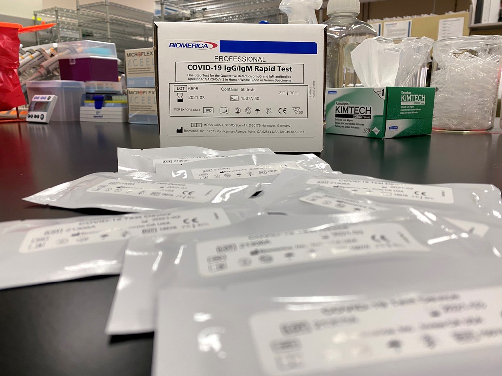 Foto mostra novo exame de sangue para detectar anticorpos à Covid-19 em um laboratório em Los Angeles, na Califórnia, no dia 26 de março. — Foto: Alan Devall/Reuters