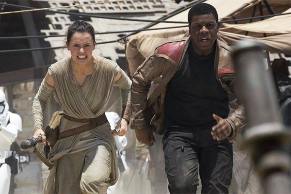 Daisy Ridley e John Boyega em 'Star Wars: O Despertar da Força' (Foto: Reprodução)