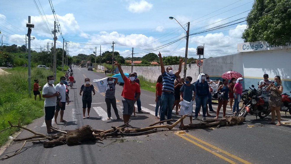 Protesto contra fechamento de escola mobiliza professores e pais de alunos em Teresina — Foto: Arquivo pessoal