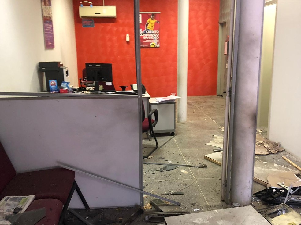 Bandidos destruíram a agência durante ataque no Ceará — Foto: Mateus Ferreira/SVM