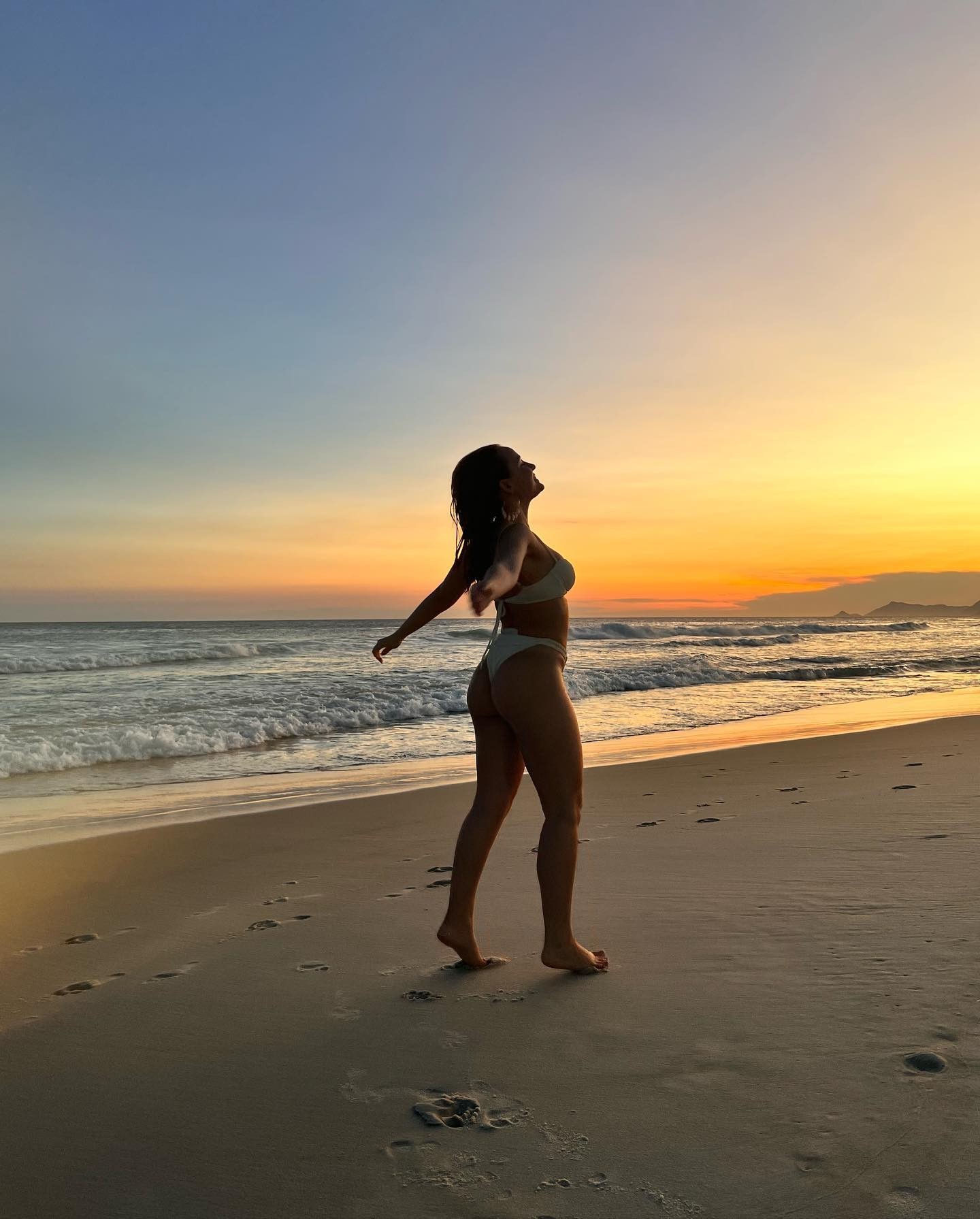 Larissa Manoela abre álbum de fotos em praia do Rio de Janeiro e recebe elogios de fãs (Foto: Reprodução / Instagram)