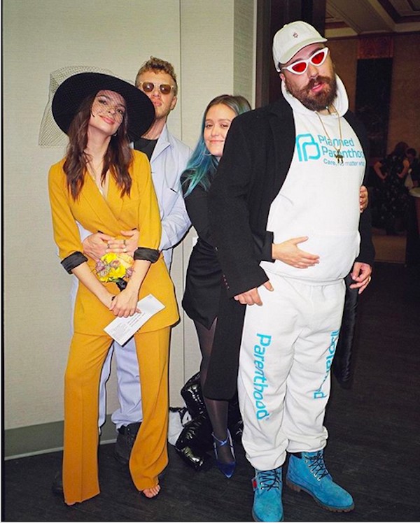 A atriz e modelo Emily Ratajkowski com a amiga Caitlin com seus respectivos maridos (Foto: Instagram)