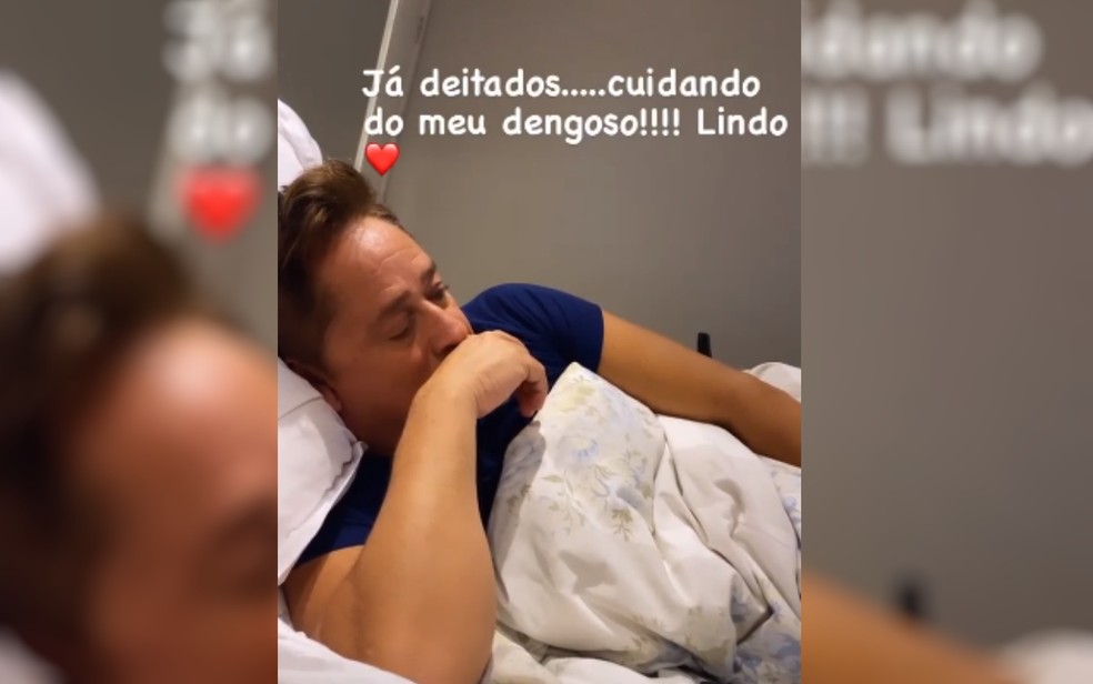 Esposa de Leonardo posta foto do cantor deitado após ser diagnosticado com dengue, em Goiás — Foto: Reprodução/Instagram