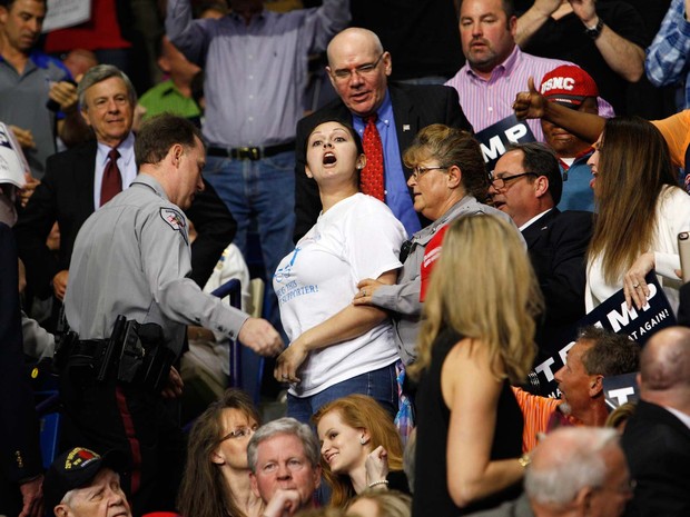 Mulher grita slogans contra Donald Trump durante comício do pré-candidato republicano nesta quarta na Carolina do Norte (Foto: REUTERS/Jonathan Drake)