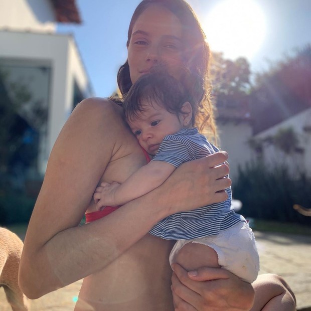 Laura Neiva aproveita sol com Maria (Foto: Reprodução Instagram)
