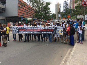 Grupo protesta na Avenida ACM, em Salvador (Foto: Dalton Soares/TV Bahia)
