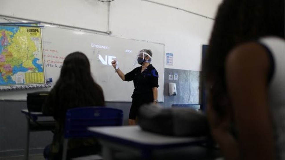 Aula presencial com turma reduzida em escola do Rio, em novembro; uma pequena parcela de estudantes retornou à escola neste ano — Foto: Reuters