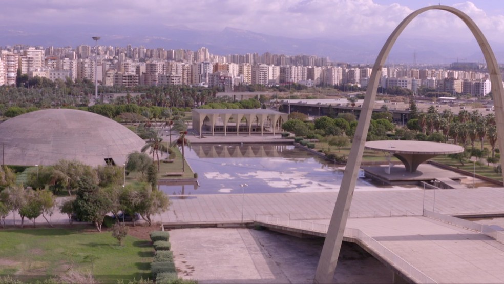 Conjunto de edifícios em Trípoli, no Líbano, foram projetados pelo arquiteto brasileiro Oscar Niemeyer. (Foto: BBC)
