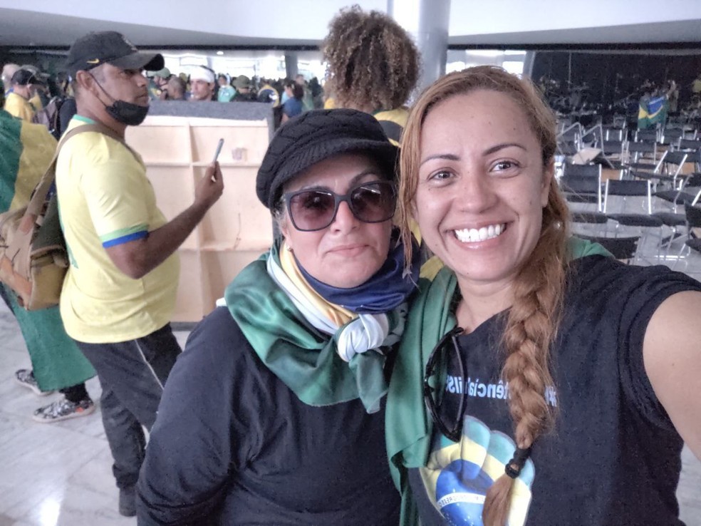 Ana Priscila Azevedo (à direita) durante invasão ao Palácio do Planalto, em Brasília — Foto: Reprodução
