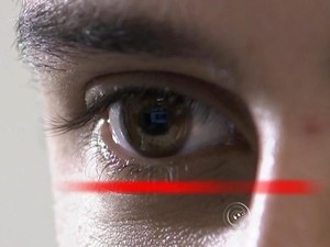 Equipamento identifica características da íris do olho (Foto: Reprodução/ TV TEM)