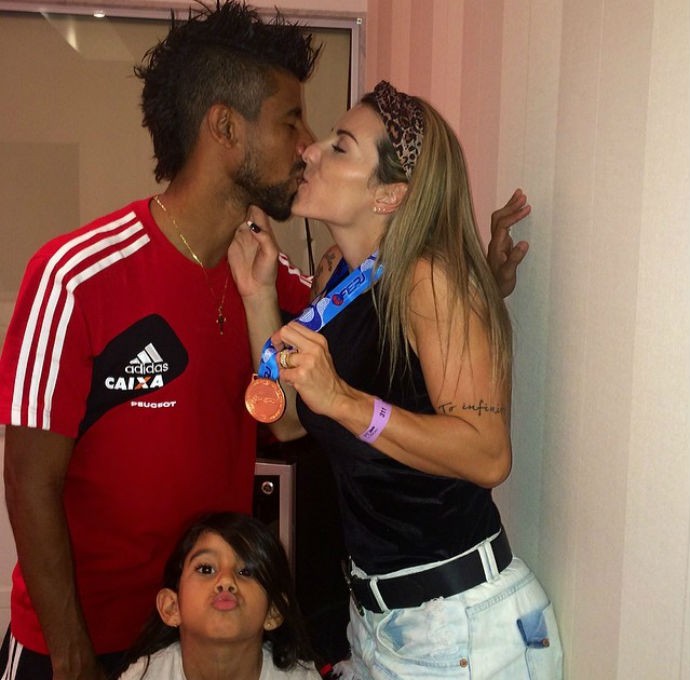 Léo Moura recebe o carinho da esposa Camila e da filha Bella (Foto: Reprodução/Instagram)