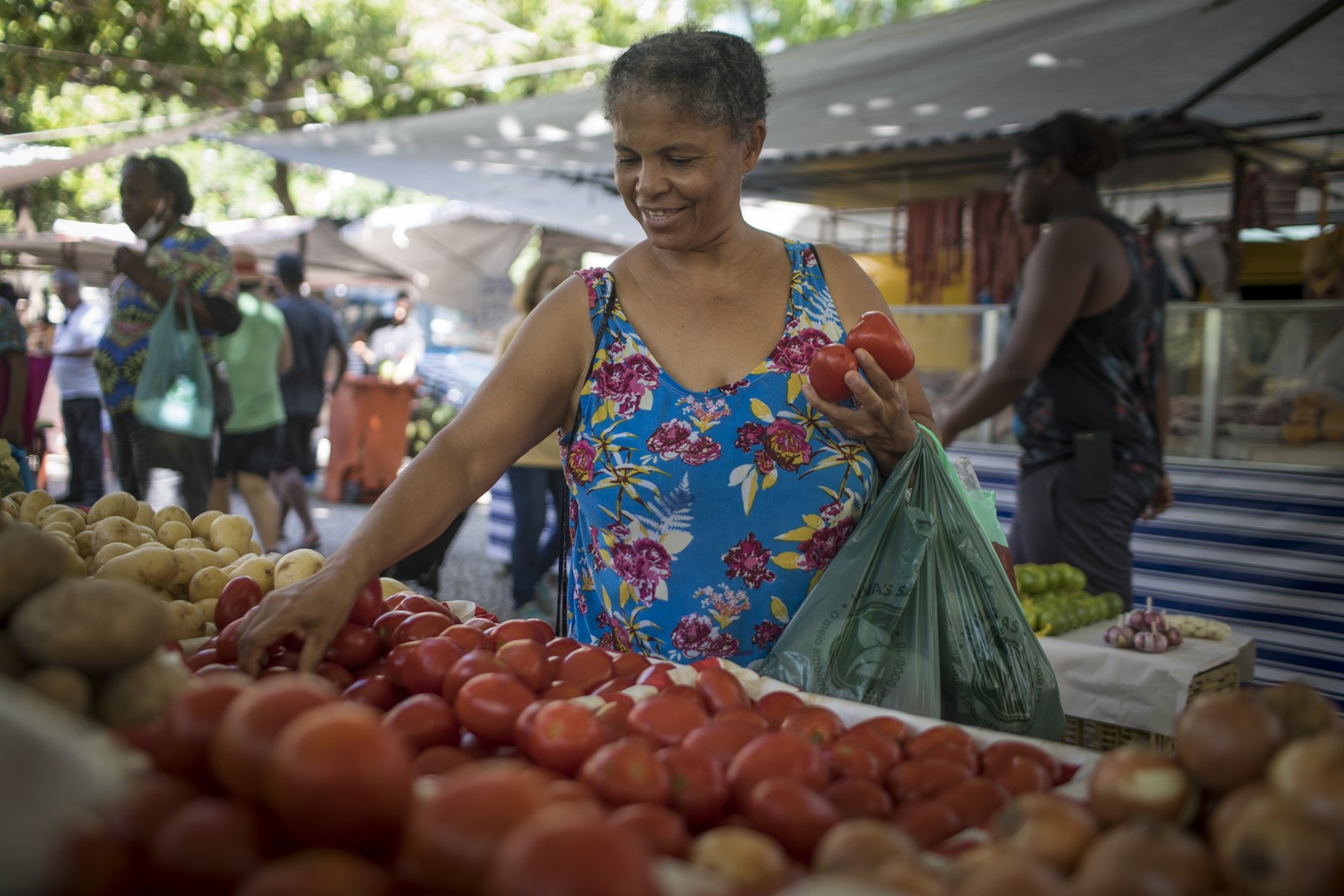 Secilma Souza compra tomates na feira da Praça General Osório, em Ipanema: "escolho qualidade, mas como está caro, diminuí o consumo". Hortaliças e verduras subiram 40,29% em 2022Agência O Globo