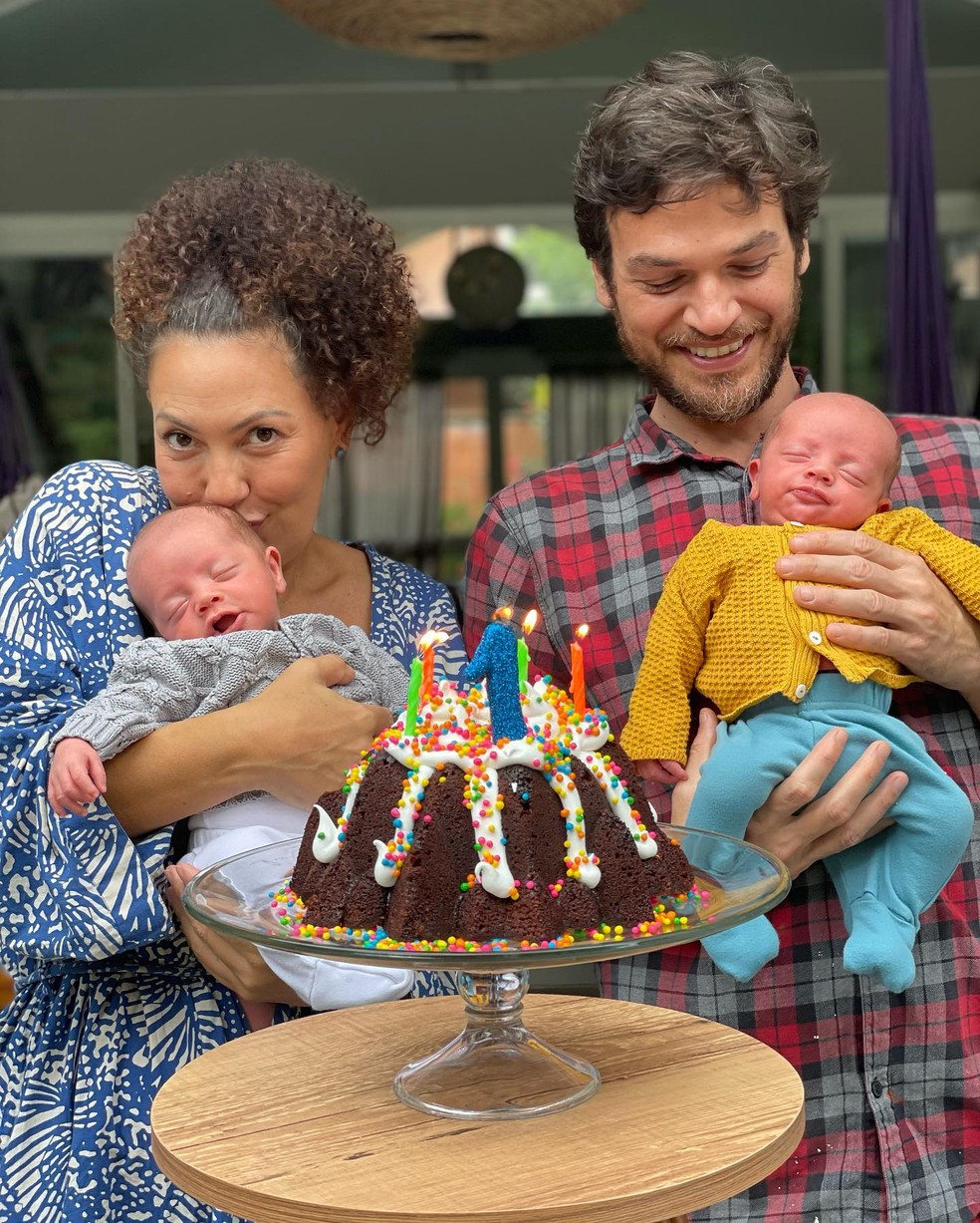 Fabiula Nascimento e Emilio Dantas celebram 1 mês dos gêmeos Roque e Raul — Foto: Reprodução/Instagram