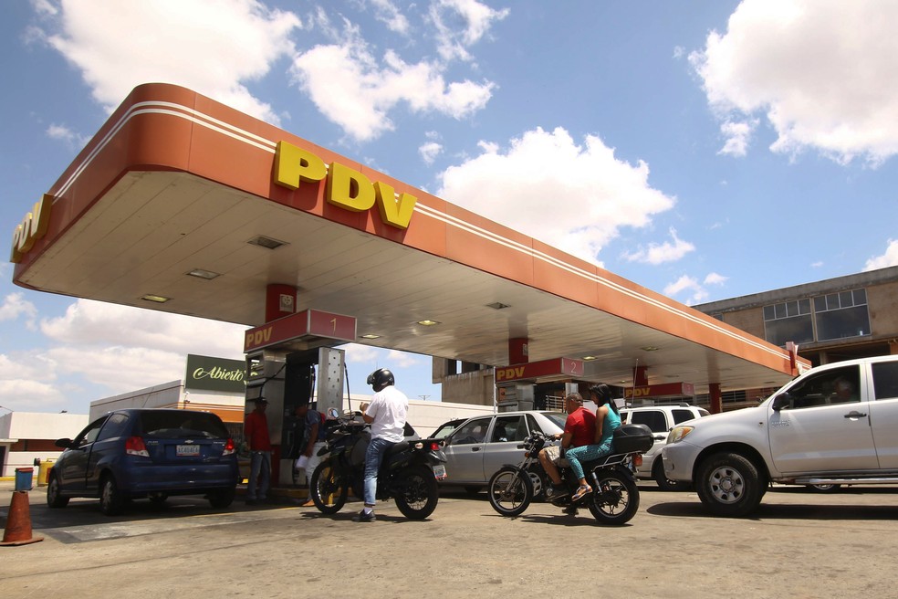 Motoristas aguardam em fila para abastecerm posto da estatal PDVSA na Ciudad Guayana, na Venezuela, no dia 17 de maio — Foto: Reuters/William Urdaneta