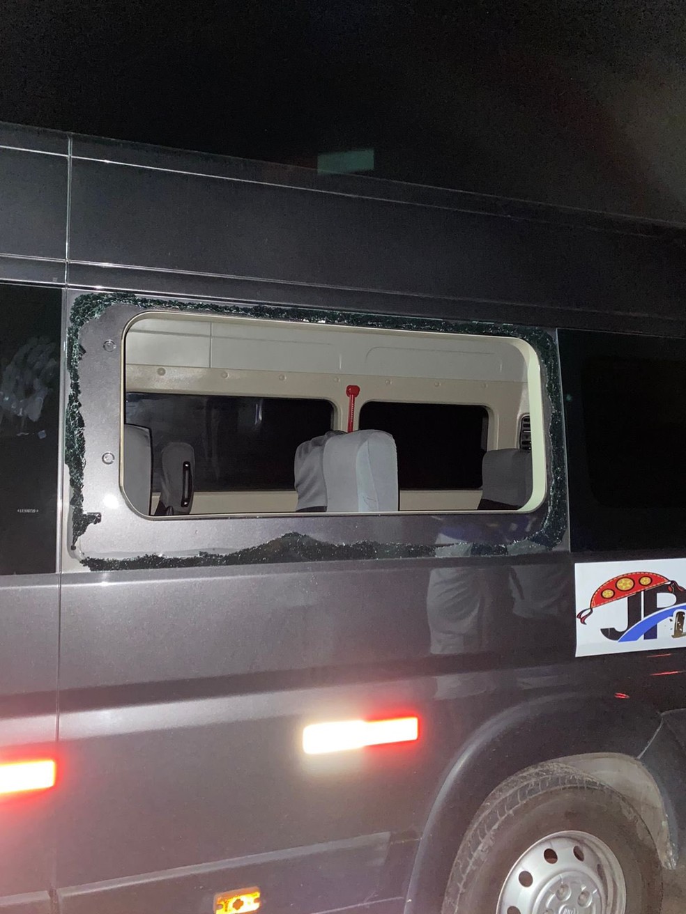 Van com jogadores do Náutico tem vidro quebrado por torcedores — Foto: Divulgação