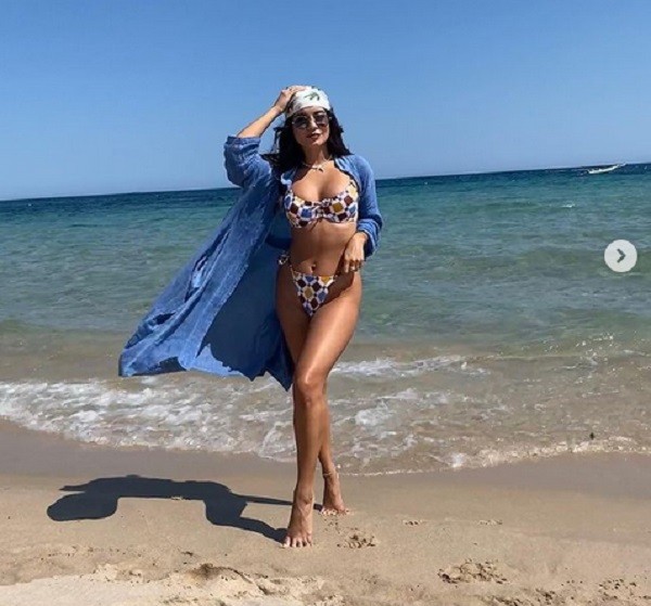 A atriz Vanessa Hudgens em passeio por praia italiana na Sardenha (Foto: Instagram)
