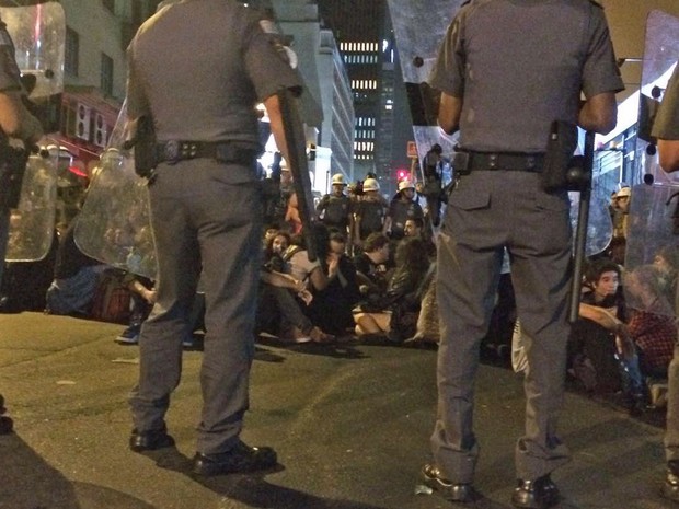 Policiais fizeram os manifestantes sentar no chão (Foto: Roney Domingos/G1)