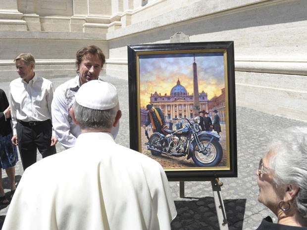 Papa Francisco recebe quadro com moto durante audiência na Praça de São Pedro (Foto: Reuters/Vaticano/Divulgação)