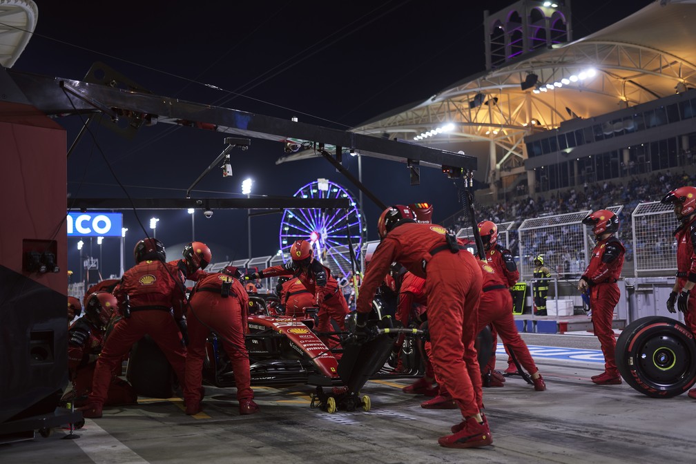 Carlos Sainz chegou na quarta posição do GP do Bahrein, mas sofreu com o desgaste excessivo dos pneus — Foto: Ferrari