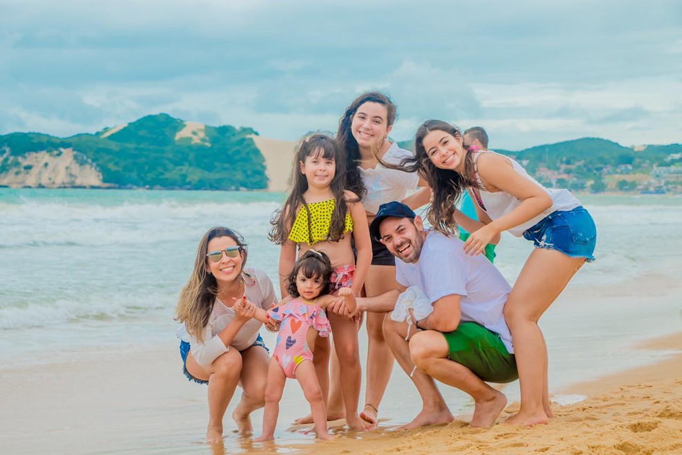 Kyara Lis e a família na praia no Rio Grande do Norte.  — Foto: Arquivo pessoal