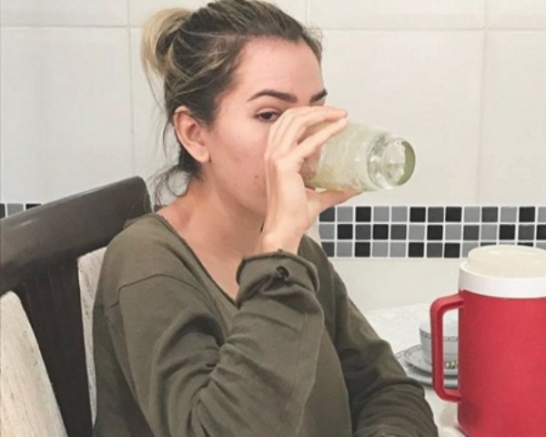 Adriana Sant'Anna aparece de cara lavada tomando café da manhã em foto do marido Rodrigão (Foto: Reprodução Instagram)