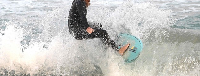 Blake Johnston surfa enquanto se prepara para quebrar o recorde mundial da sessão mais longa em Cronulla Beach, em Sydney, em 16 de março de 2023 — Foto: Saeed Khan / AFP