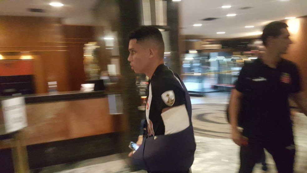 Paulinho chega ao hotel com o braço imobilizado, após realizar exame (Foto: Felipe Schmidt)