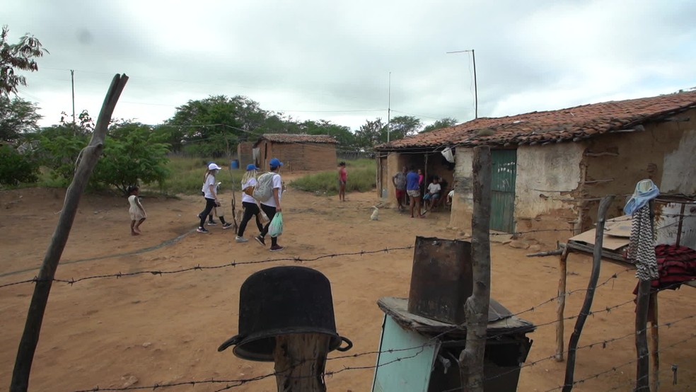 Na zona rural de Sertânia, as casas são feitas de barro e faltam perspectivas — Foto: Repdução/TV Globo 