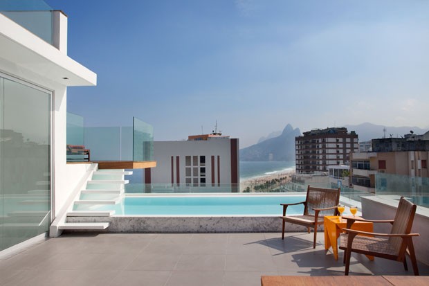 Apartamento de quatro andares tem piscina no último e vista para o mar (Foto: Denilson Machado/MCA Estúdio)