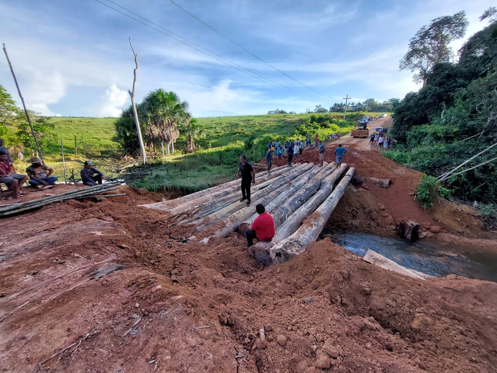 Estrada do Engenho em Itacoatiara no Amazonas recebe ponte improvisada em trecho que desabou  — Foto: Liam Cavalcante/Rede Amazônica