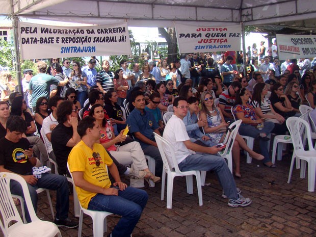 Grevistas se reuniram em assembleia na manhã desta quinta (21) (Foto: Rosineide Pereira/G1)