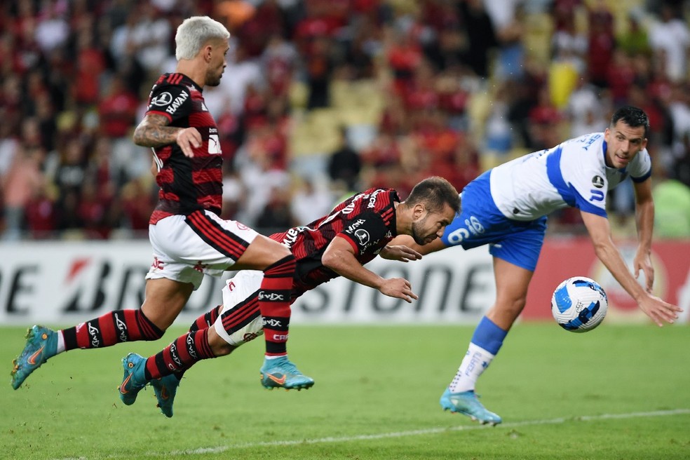 Gol de Everton Ribeiro de peixinho em Flamengo x Universidad Católica — Foto: André Durão