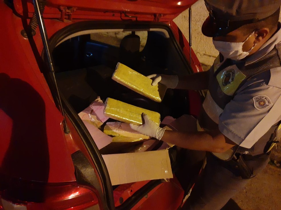 Casal é preso com tijolos de maconha e 2 mil papelotes de cocaína em Itapeva — Foto: Polícia Militar Rodoviária/Divulgação