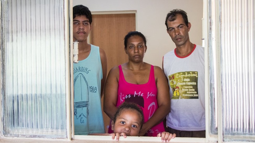 Desempregados, Simone e o marido têm dificuldade para arcar com o tratamento dos filhos — Foto: Tainara Torres/BBC Brasil